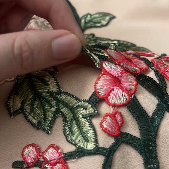 NWT. Entry brand dress blush-pink with floral patch details, size M - Picture 4 of 7